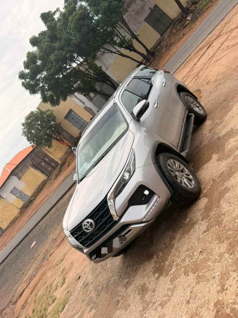 Toyota Fortuner grise, look robuste et élégant