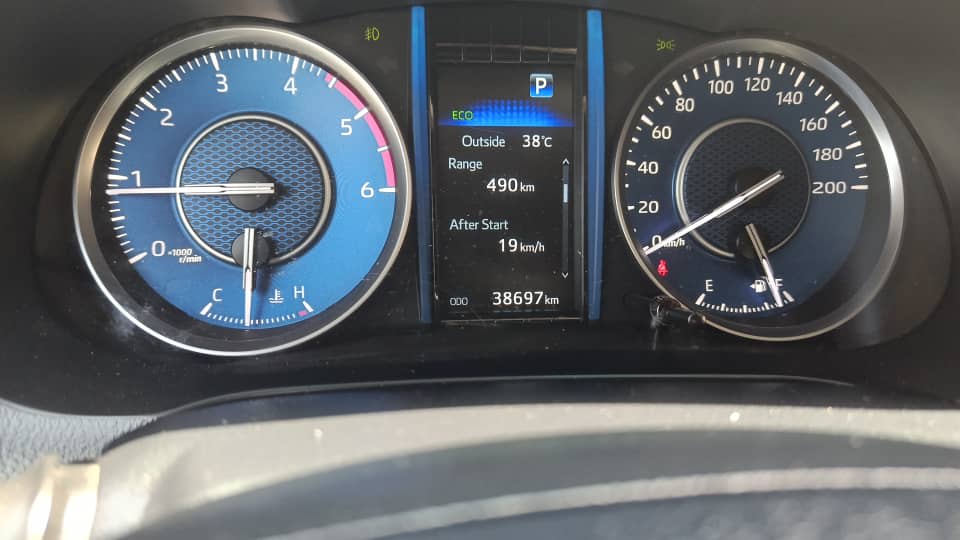 Toyota Fortuner grise, look robuste et élégant