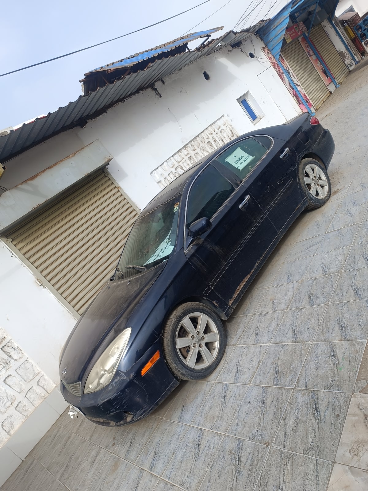 Lexus berline noire à saisir, moteur fiable