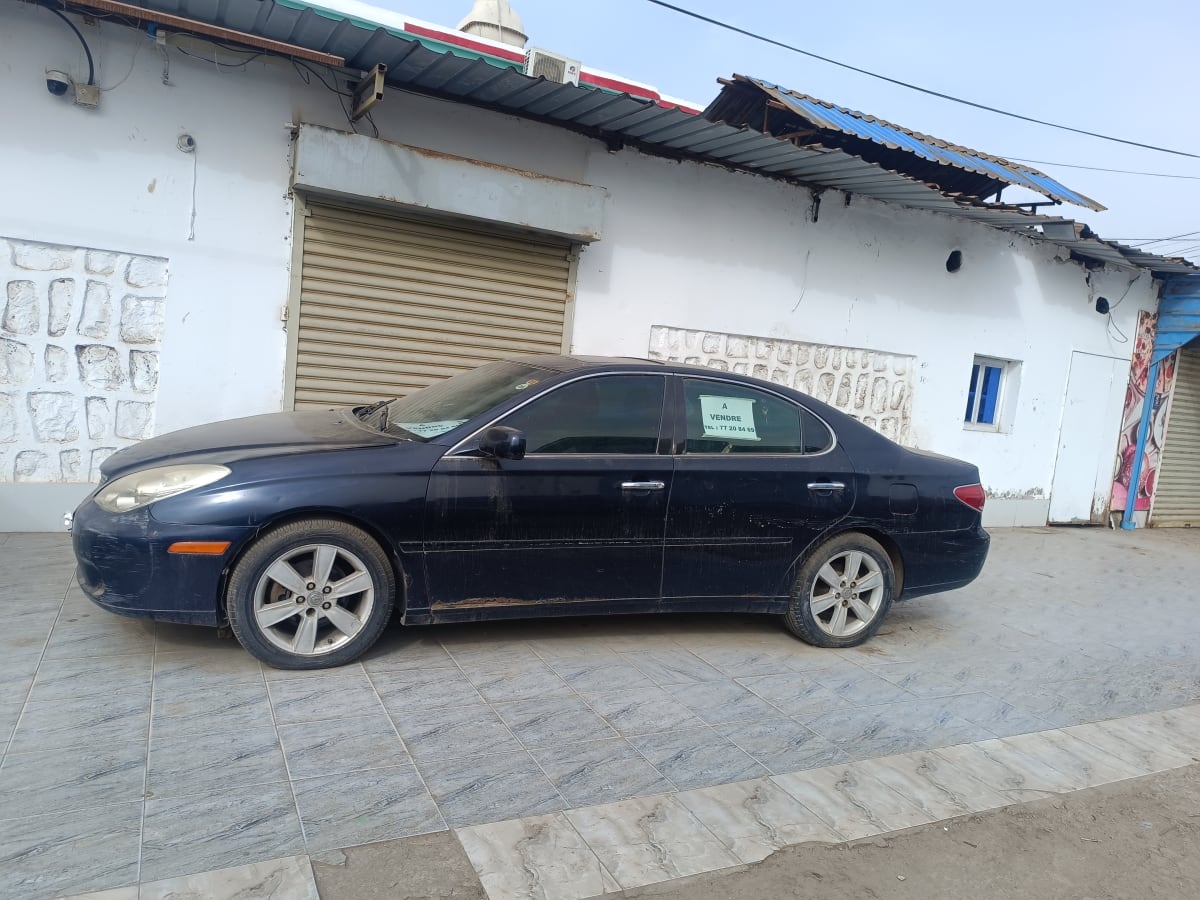 Lexus berline noire à saisir, moteur fiable
