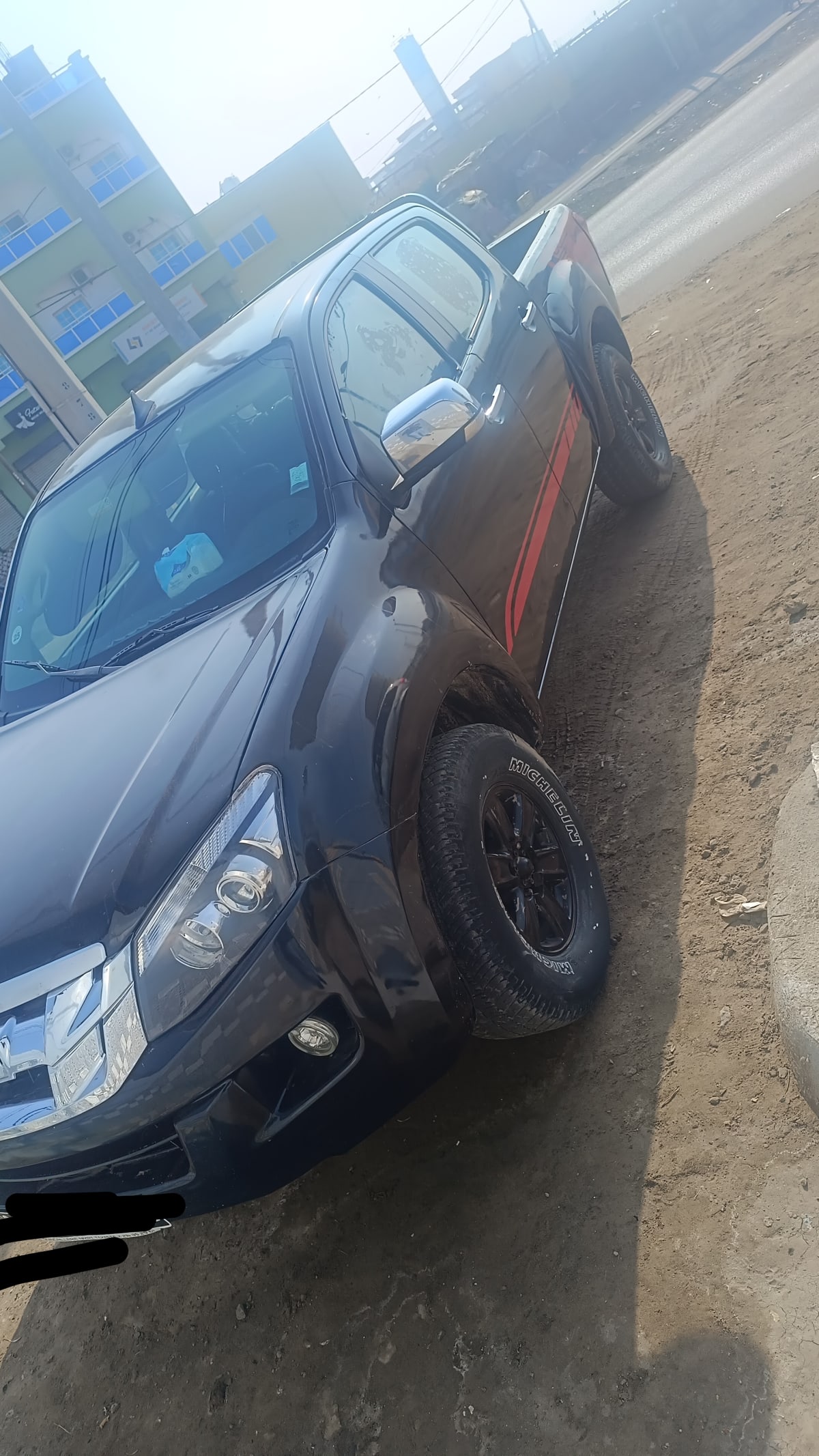 Pick-up double cabine noir avec liseré rouge, 104000 km