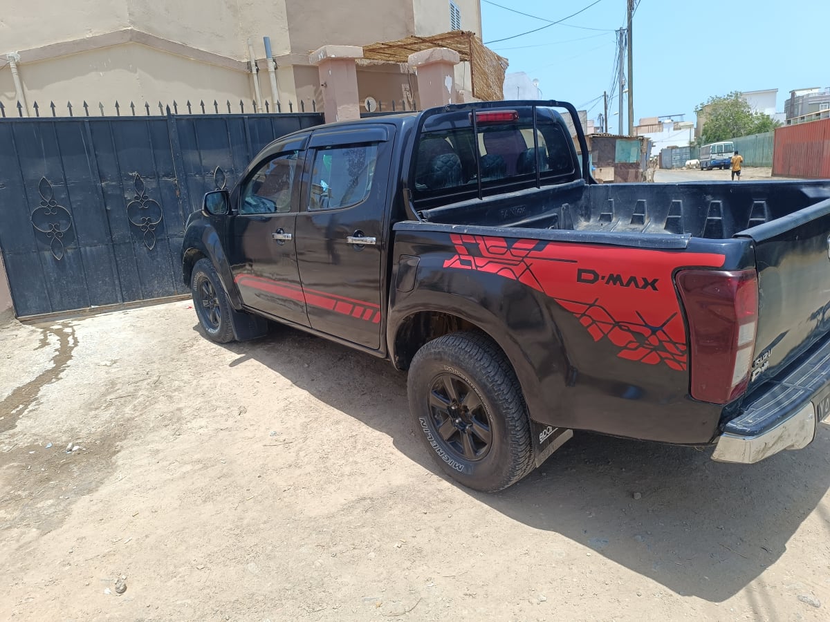 Pick-up double cabine noir avec liseré rouge, 104000 km
