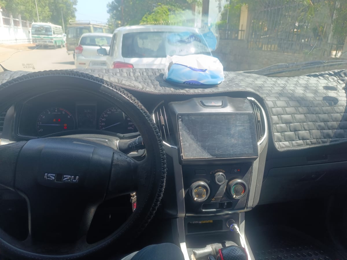 Pick-up double cabine noir avec liseré rouge, 104000 km