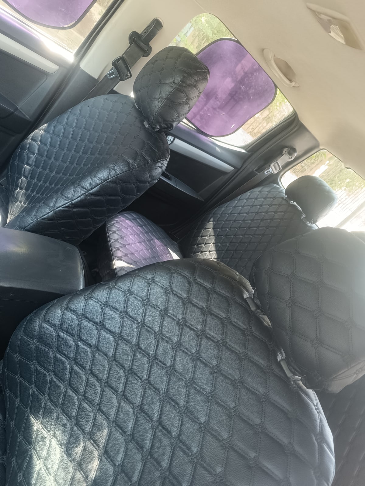 Pick-up double cabine noir avec liseré rouge, 104000 km