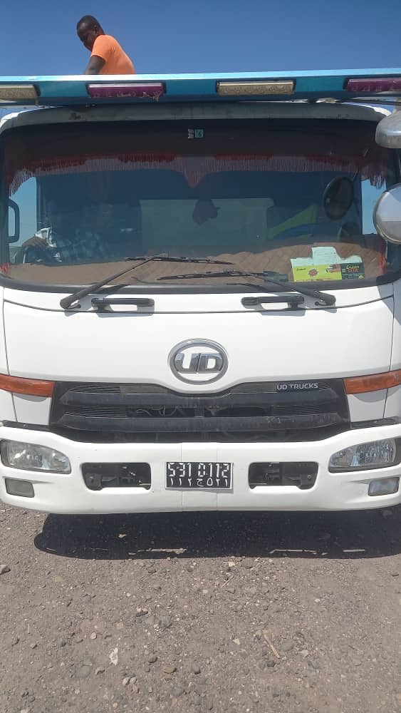 Camion UD Trucks en bon état, boîte manuelle