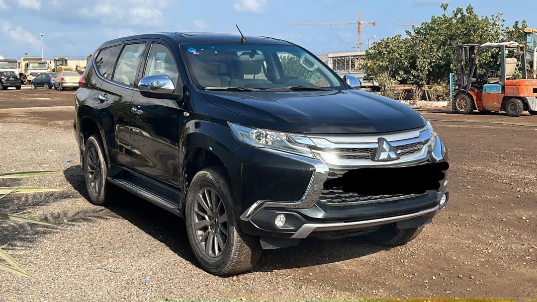 Mitsubishi Pajero Sport noir, 60 000 km, essence