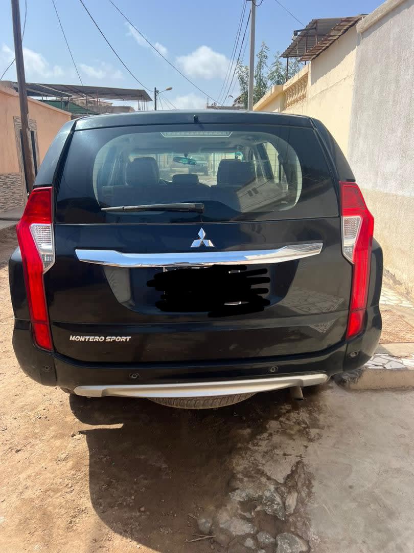 Mitsubishi Pajero Sport noir, 60 000 km, essence