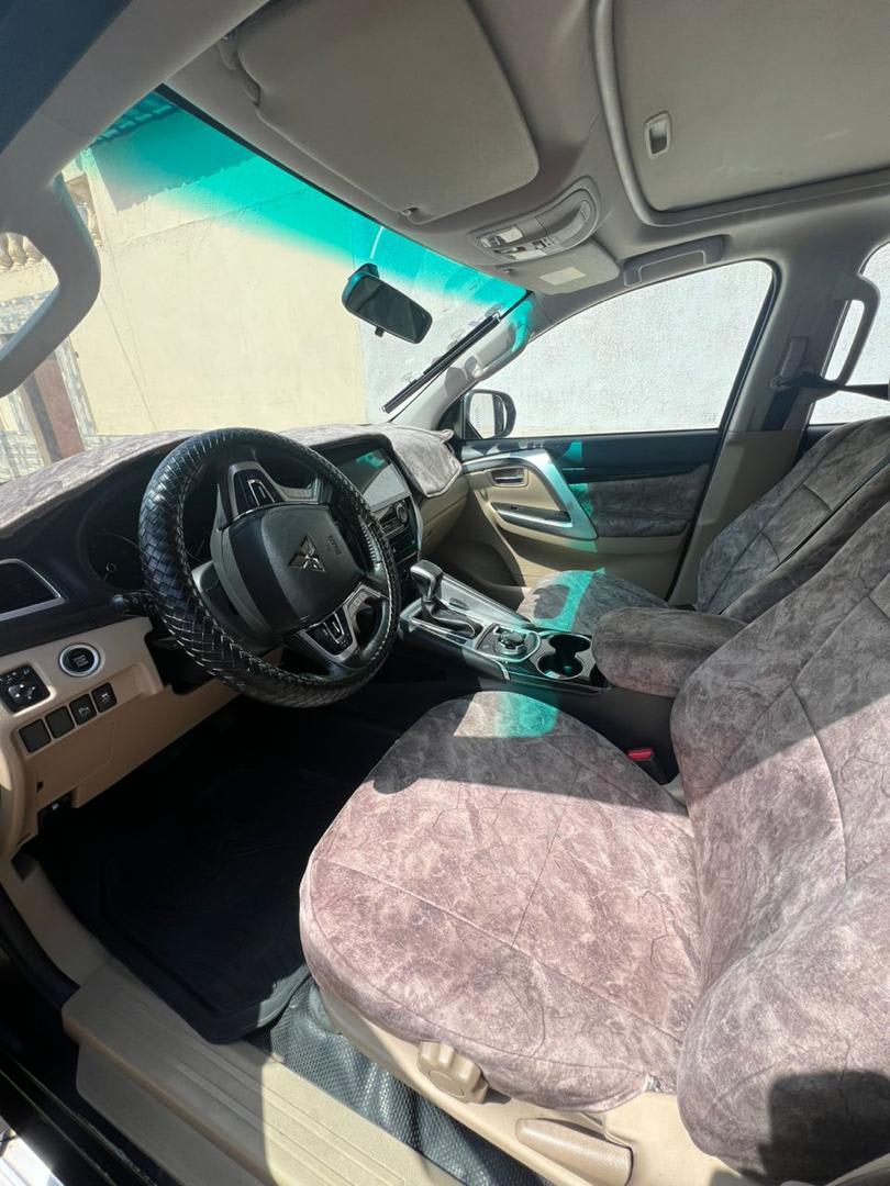 Mitsubishi Pajero Sport noir, 60 000 km, essence