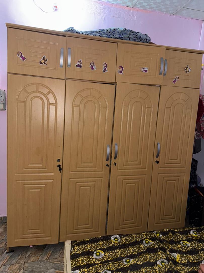 Grande armoire 4 portes avec rangements hauts