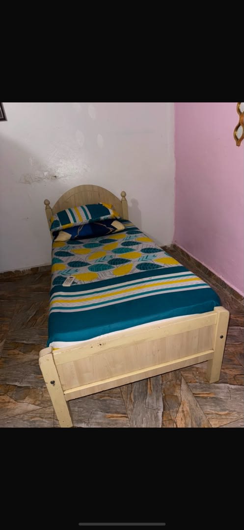 Lit une place en bois clair, sans matelas