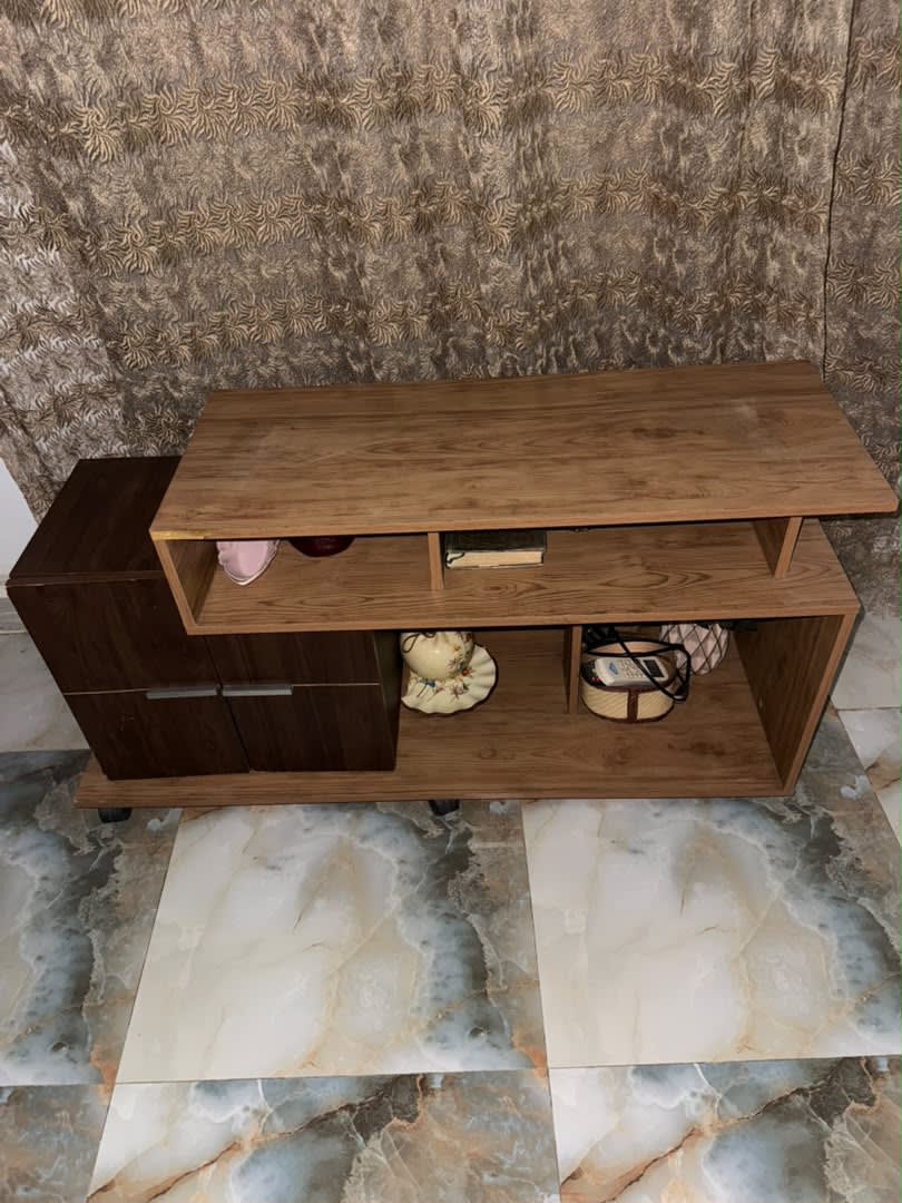 Meuble TV en bois avec rangements et roulettes