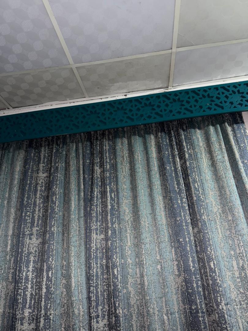 Deux rideaux complets à motifs bleu et gris