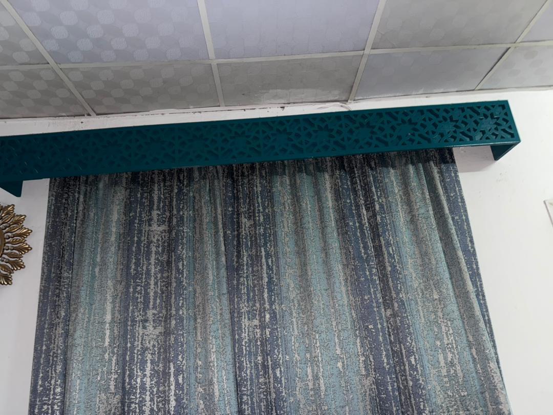 Deux rideaux complets à motifs bleu et gris