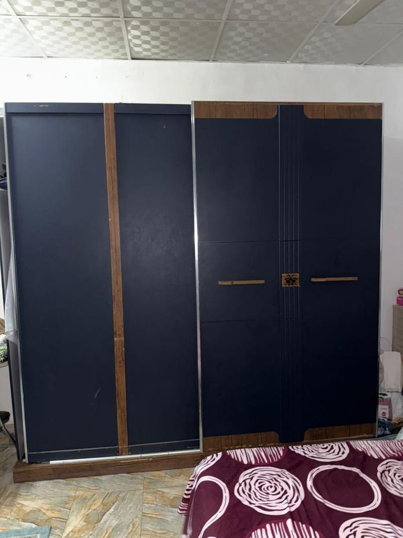 Grande armoire double bleu marine et bois, prix négociable
