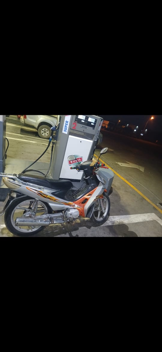 Moto scooter type sport, coloris orange et gris à saisir