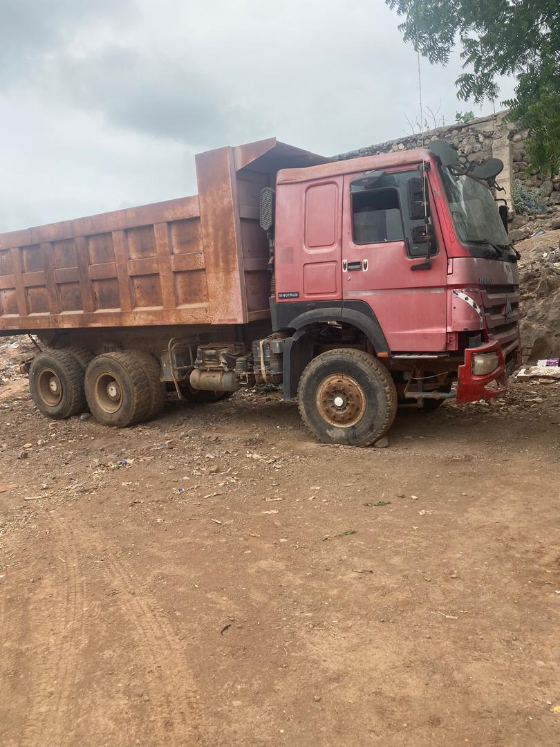 Camion benne Sinotruk à vendre