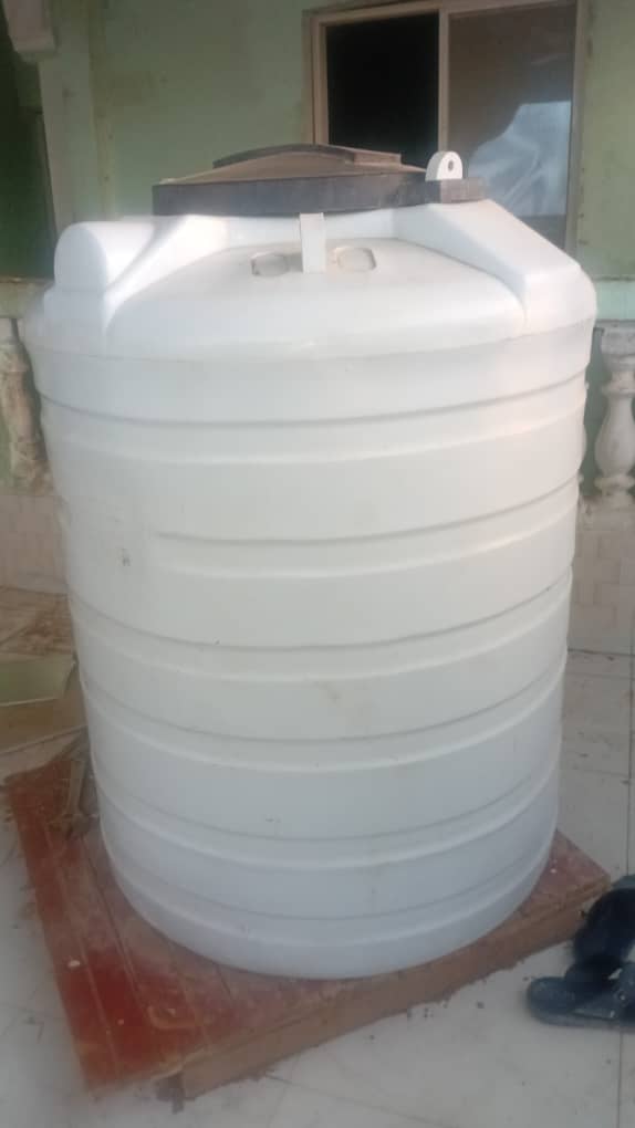 Réservoir d'eau en plastique blanc, capacité 1000 litres 