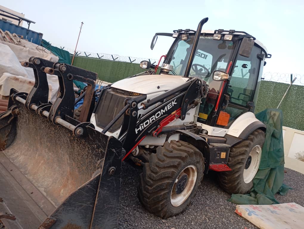 Tractopelle Hidromek 4 en 1, importée de Turquie