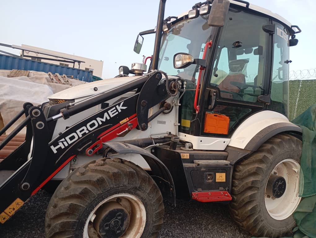 Tractopelle Hidromek 4 en 1, importée de Turquie