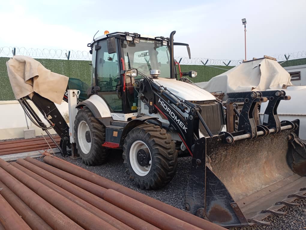 Tractopelle Hidromek 4 en 1, importée de Turquie