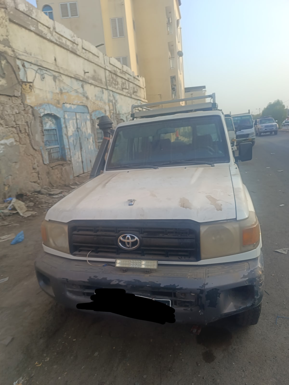 Toyota Land Cruiser blanc, robuste 4x4 avec galerie de toit