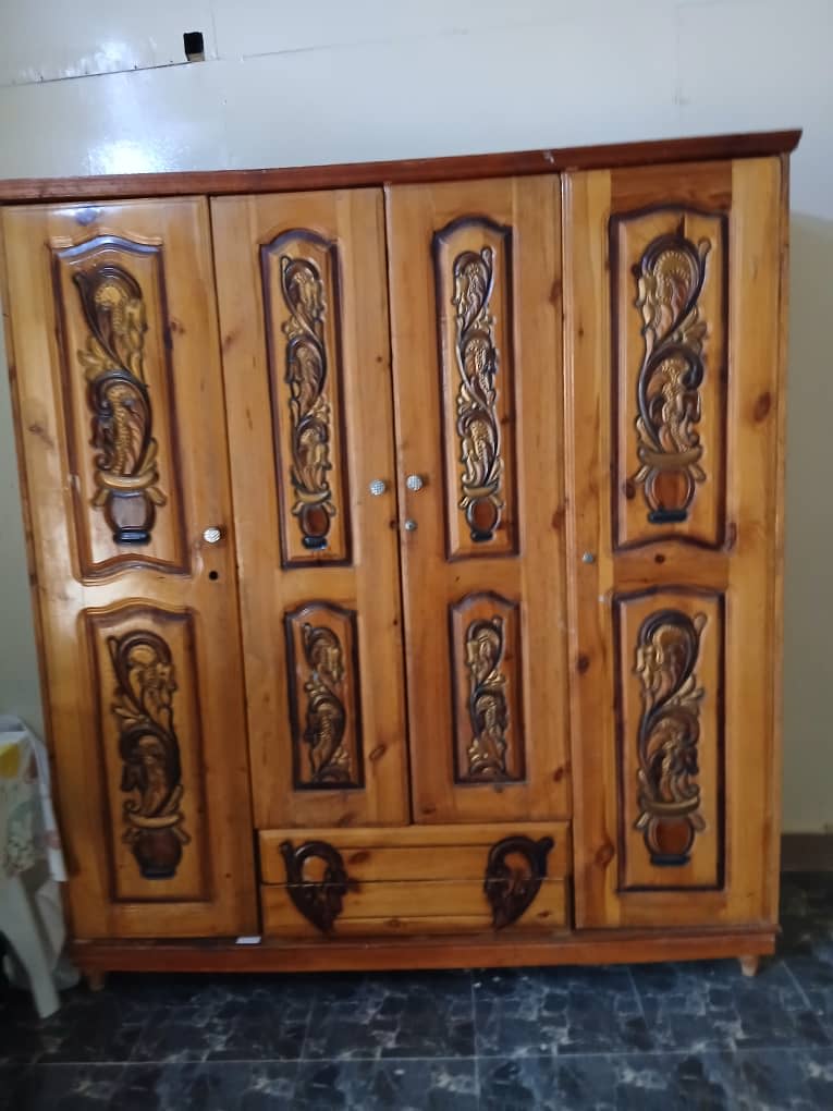 Grande armoire en bois massif sculptée à la main