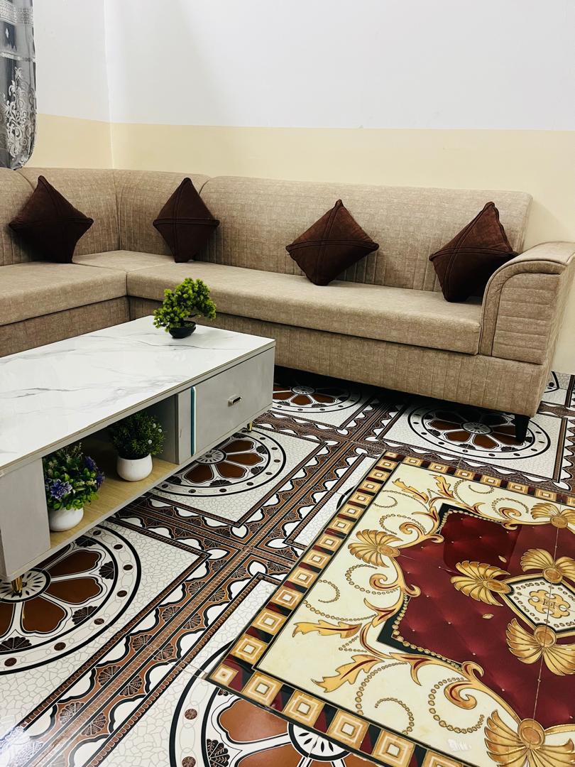 Canapé d'angle beige avec table basse assortie