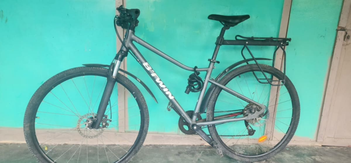 Vélo B'Twin gris, freins à disque, porte-bagages
