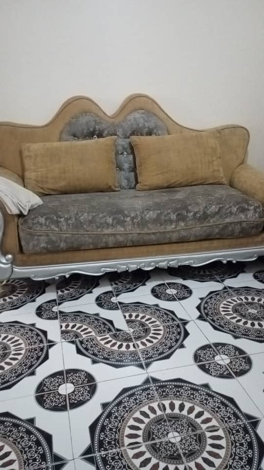 Canapé style baroque doré et argenté avec coussins