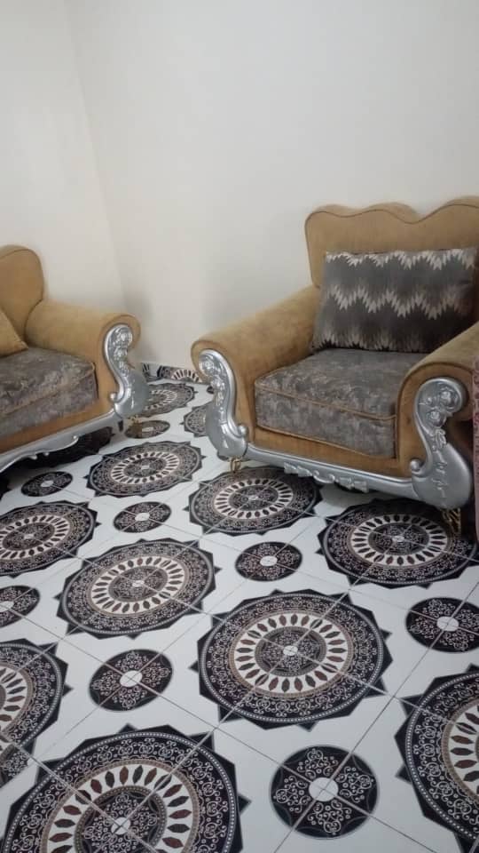 Canapé style baroque doré et argenté avec coussins