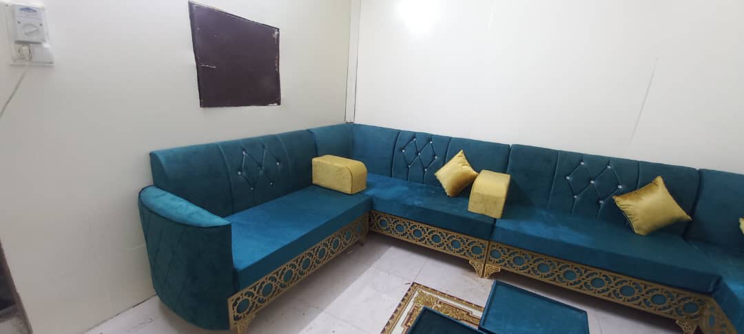 Salon marocain d'angle bleu canard et doré, style oriental