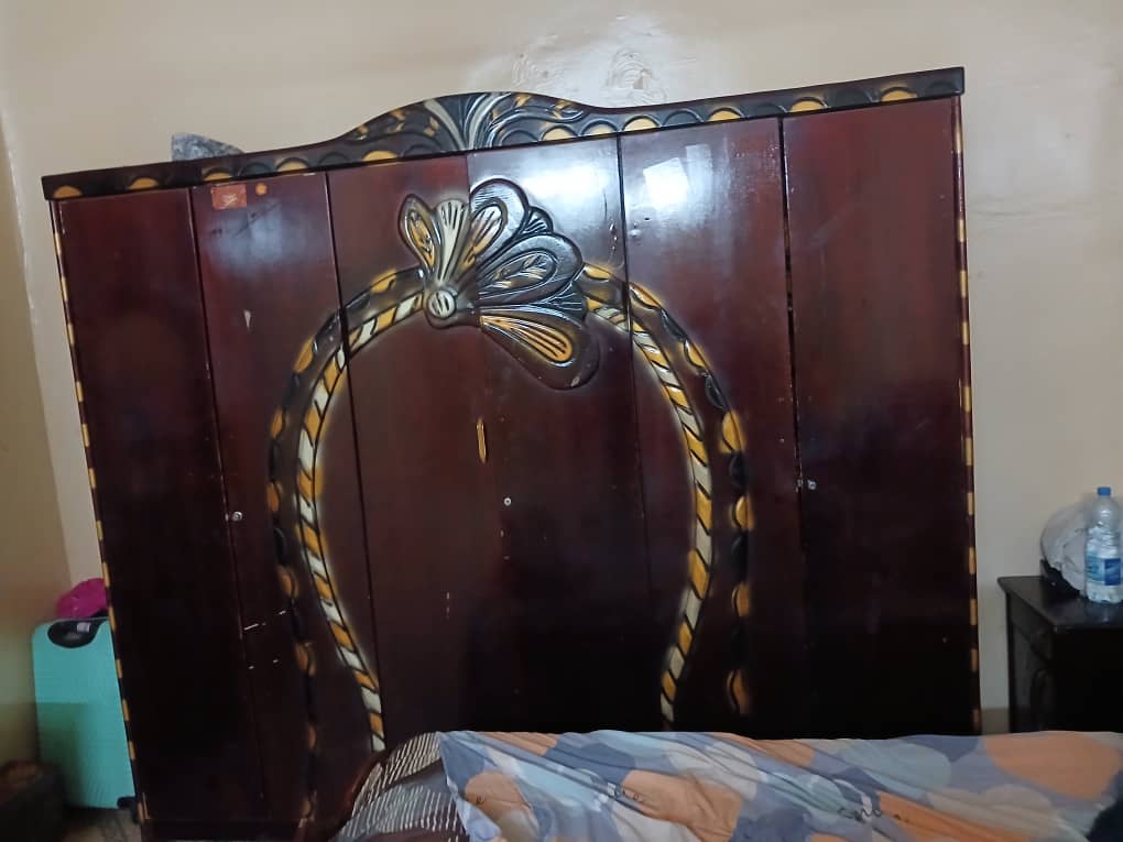 Grande armoire en bois massif avec motifs sculptés
