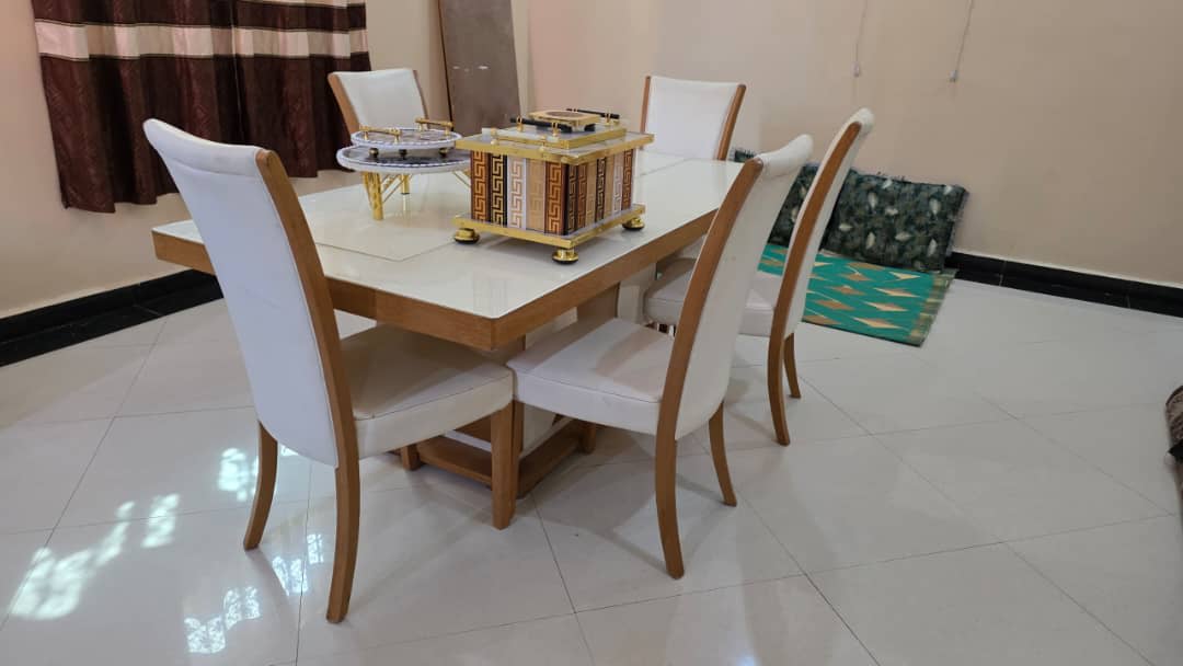 Table à manger avec 6 chaises, plateau marbre