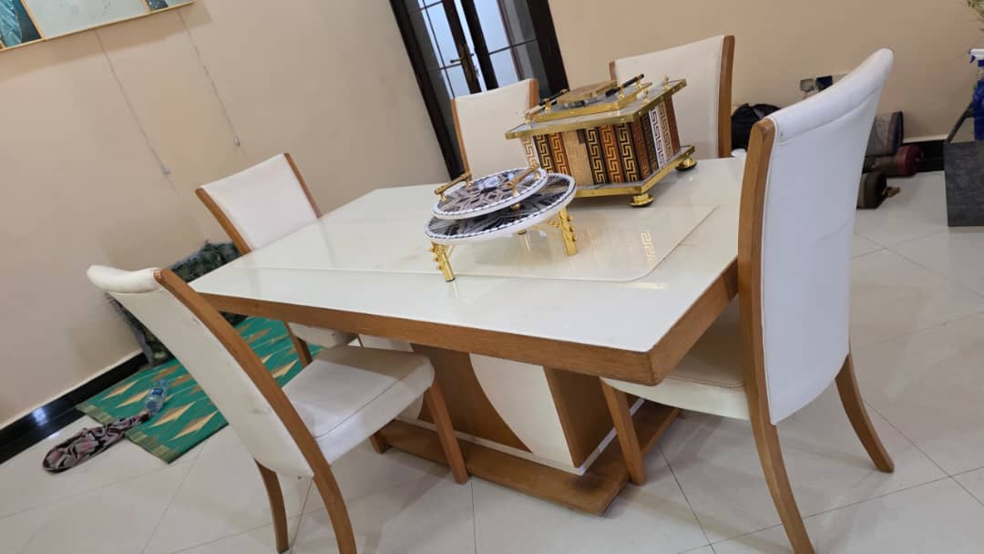Table à manger avec 6 chaises, plateau marbre