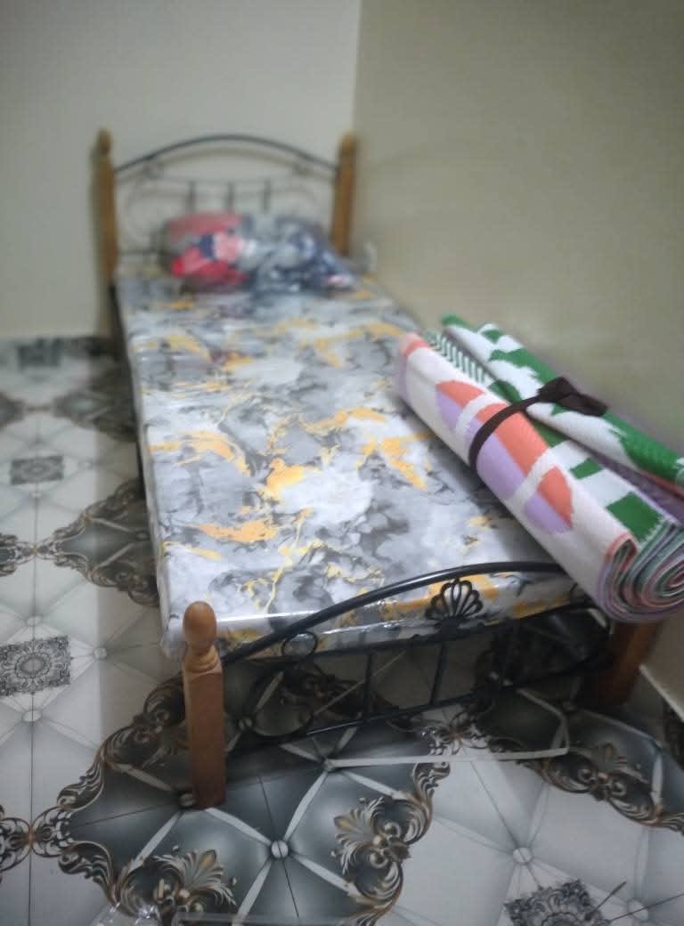 Lit une place avec sommier métallique et matelas