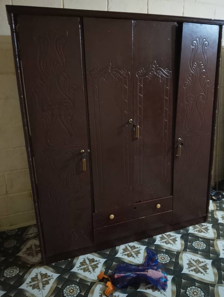 Grande armoire en bois 4 portes avec tiroirs