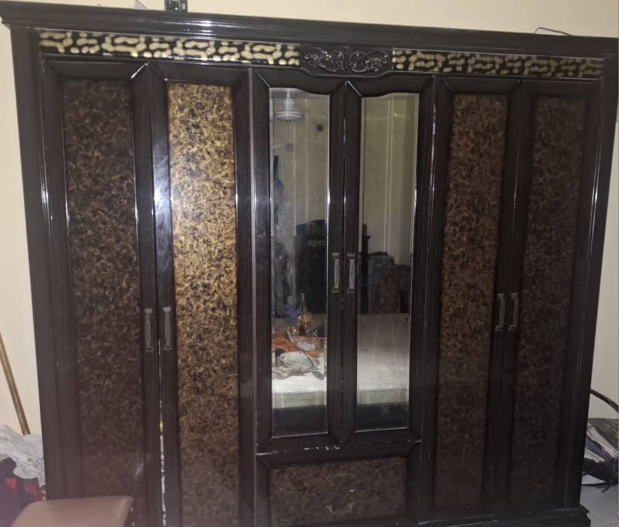 Grande armoire 6 portes avec miroir, finition laquée