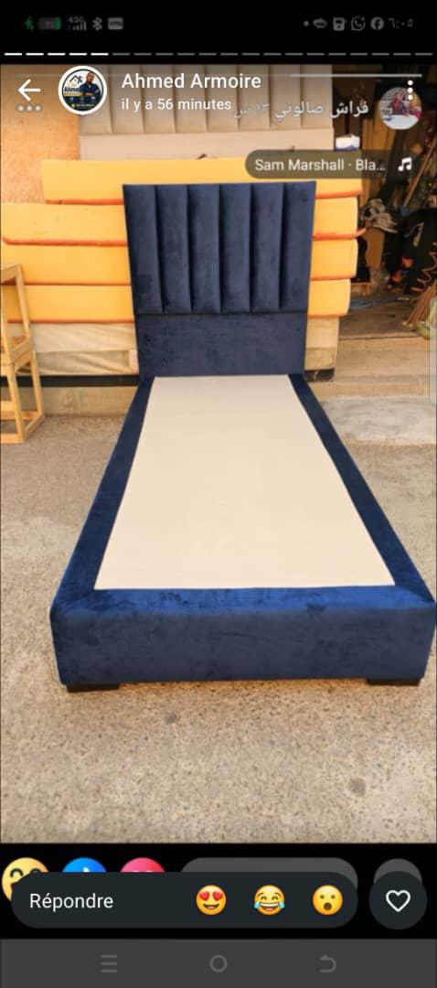 Lit une place velours bleu nuit, tête de lit capitonnée