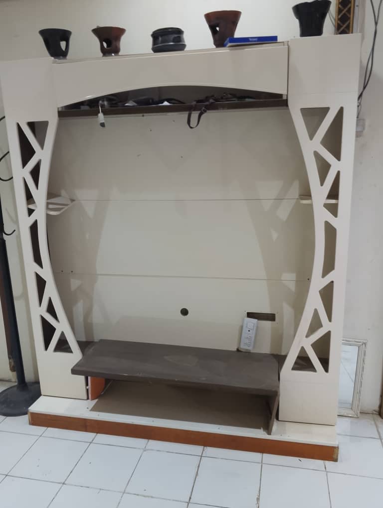 Meuble TV design avec rangements et étagères