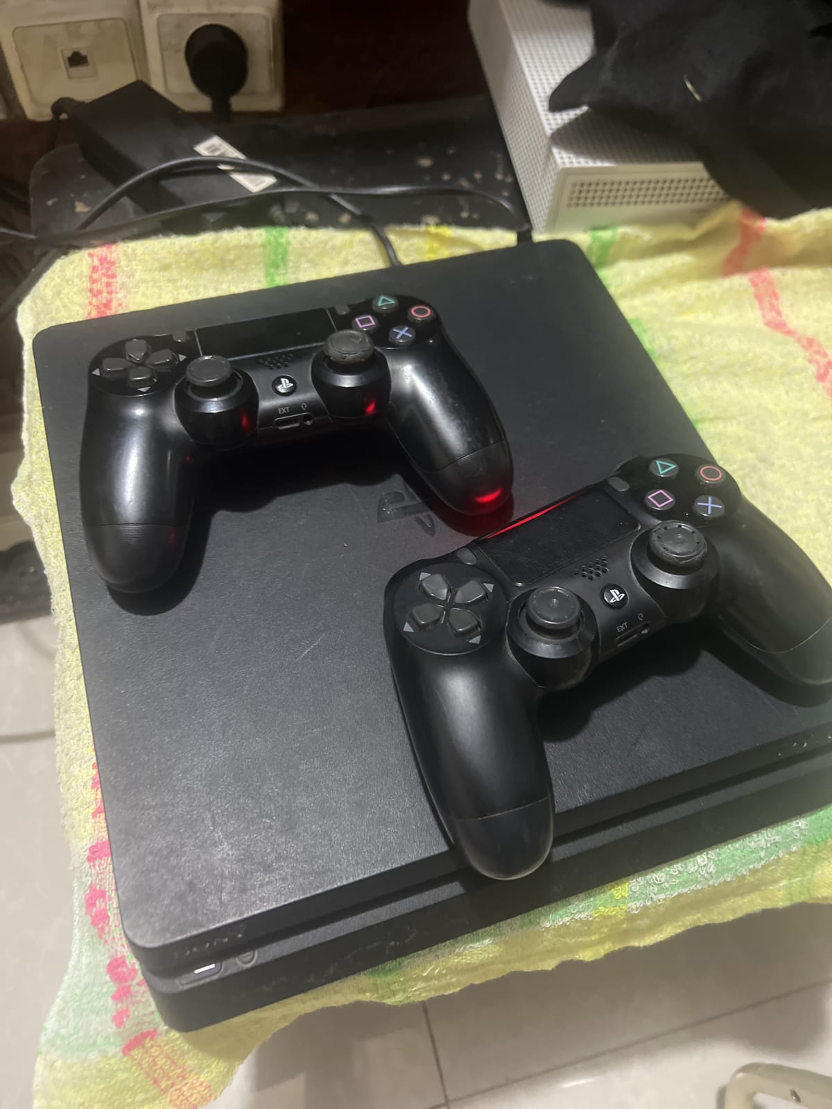 PS4 slim noire avec 2 manettes et FIFA 23