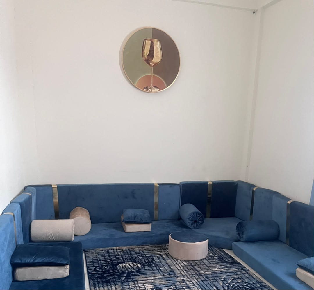 Salon marocain d'angle bleu velours avec finitions dorées