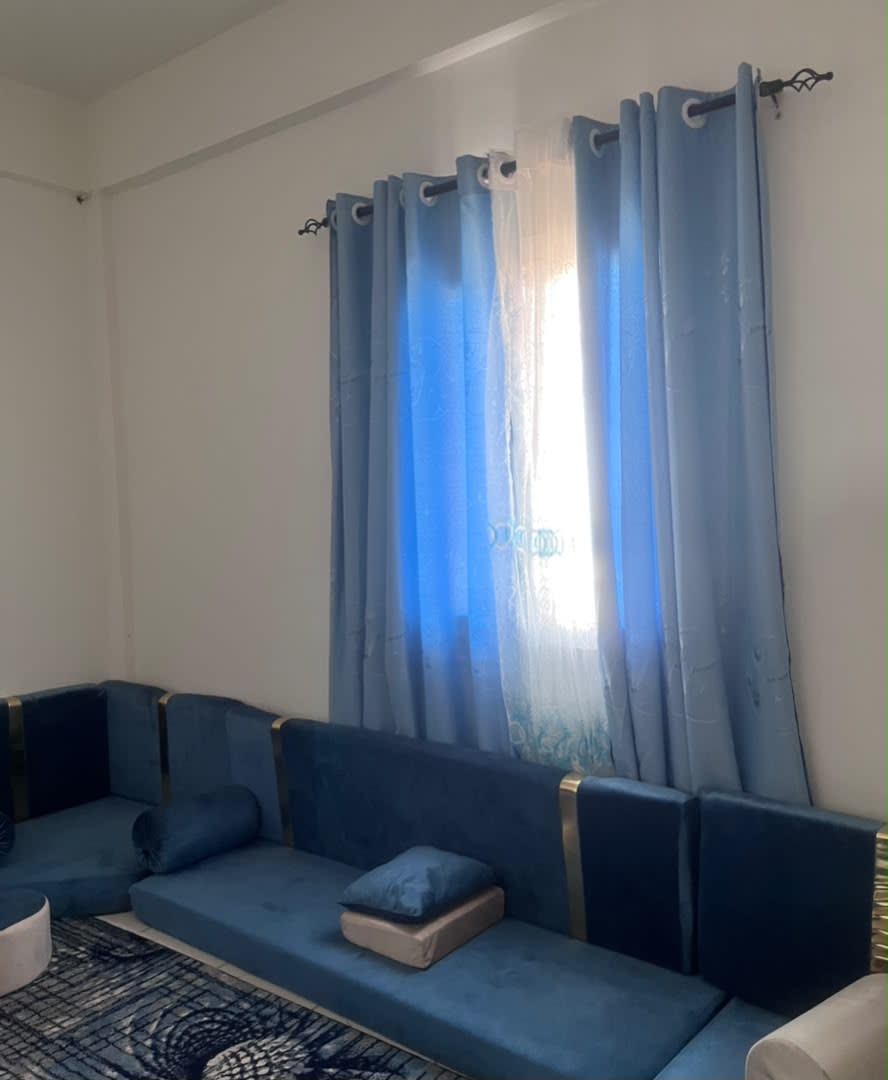 Salon marocain d'angle bleu velours avec finitions dorées