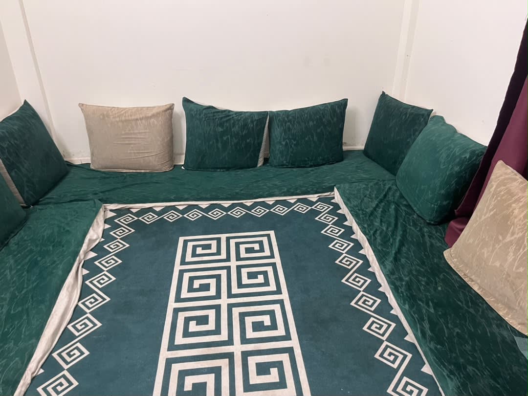 Salon marocain style sedari vert émeraude avec tapis assorti