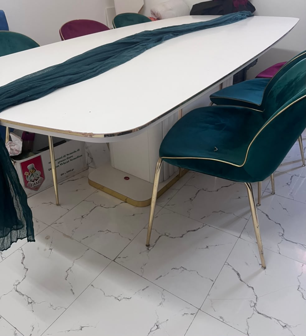 Table à manger design avec chaises velours et pieds dorés