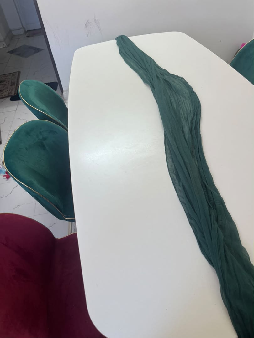 Table à manger design avec chaises velours et pieds dorés