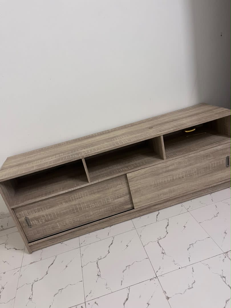 Meuble TV en bois avec rangements et portes coulissantes