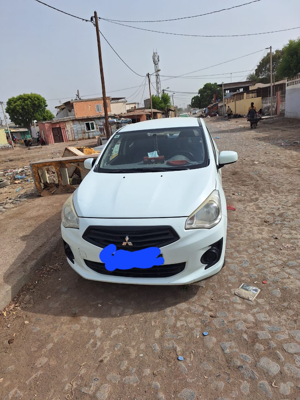 Mitsubishi Attrage blanche, manuel 95 000 km
