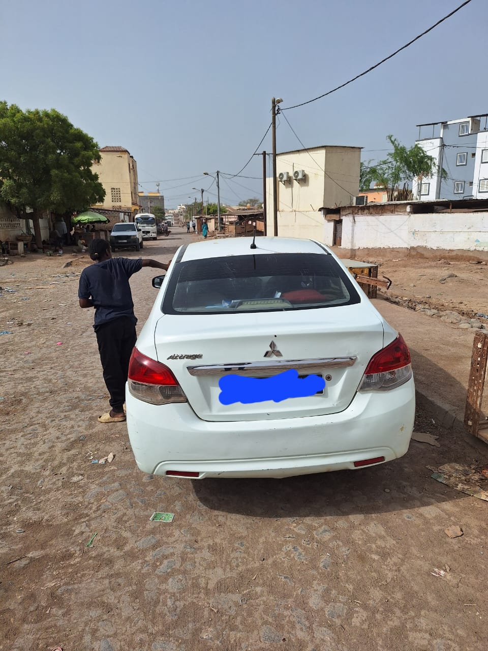 Mitsubishi Attrage blanche, manuel 95 000 km
