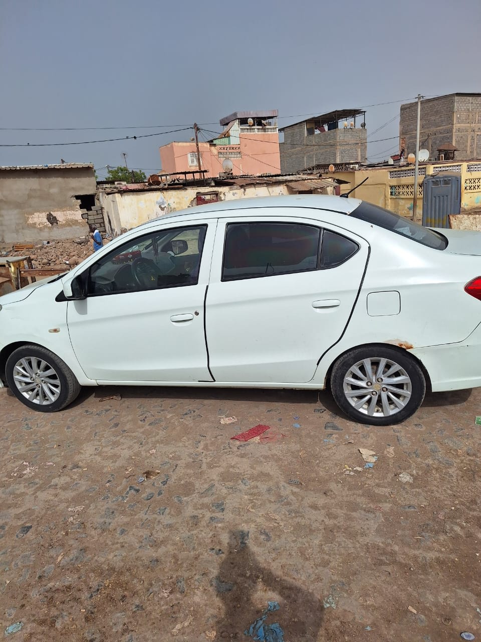 Mitsubishi Attrage blanche, manuel 95 000 km
