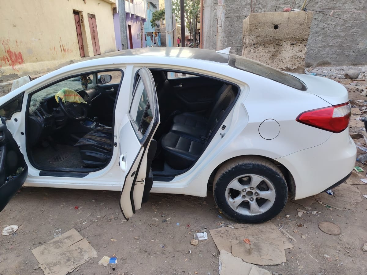 Kia K3 automatique diesel, berline blanche en bon état